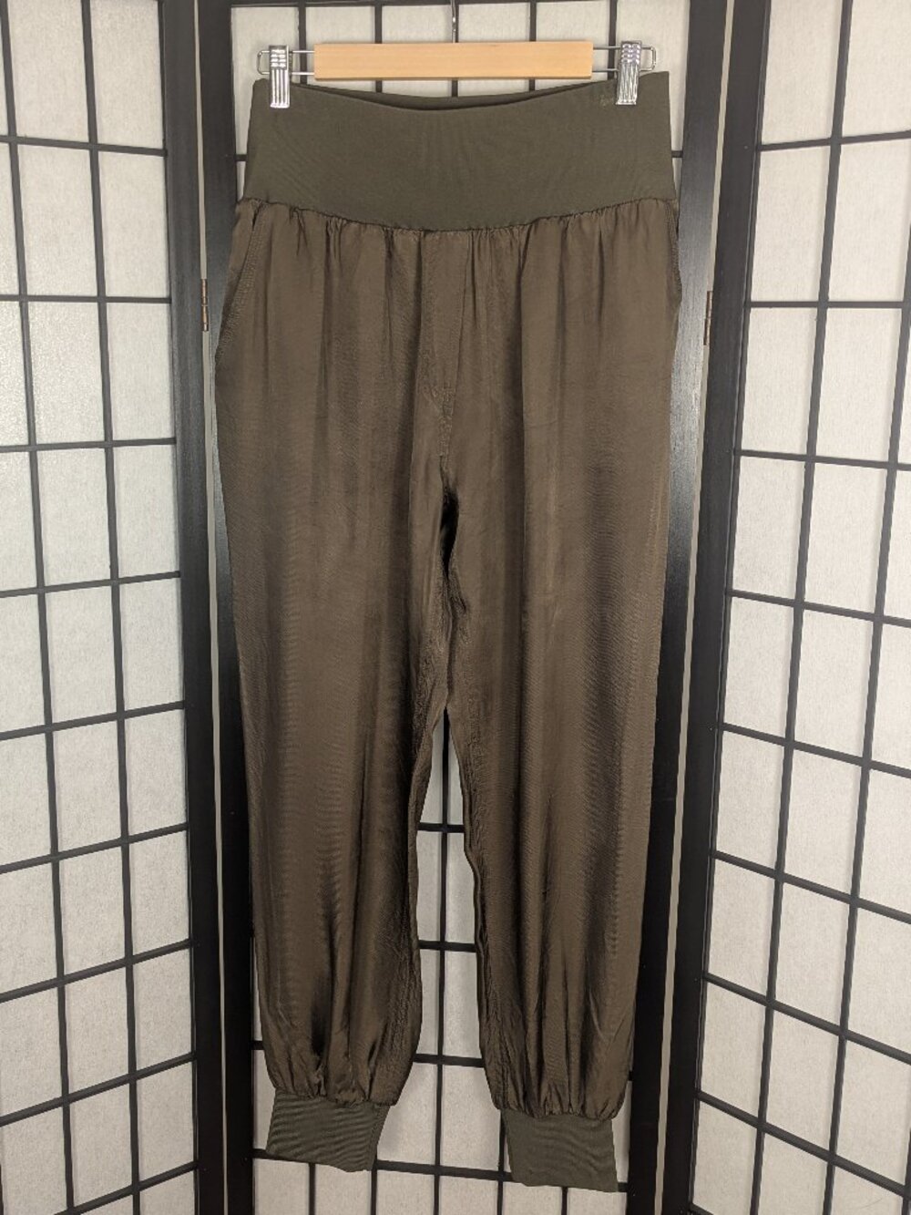 Cinq à Sept Giles Cupro Jogger Pants Olive Green Size L